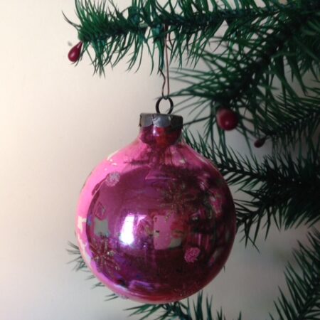 Oude fel roze kerstbal van glas uit de jaren 1970