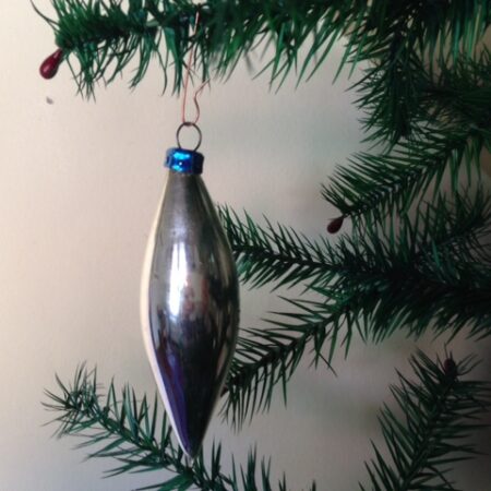Oude zilveren kerstbal een gladde pegel van dun glas uit de 1e helft 1900
