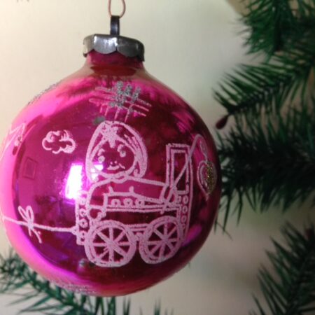 Grote oude roze kerstbal van glas in knal roze midden vorige eeuw