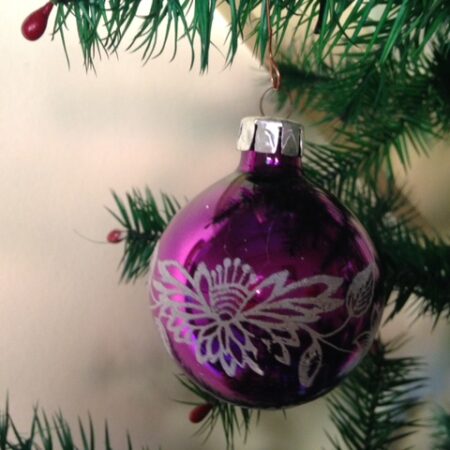 Oude kerstbal van glas in paars roze kleur uit de jaren 1970