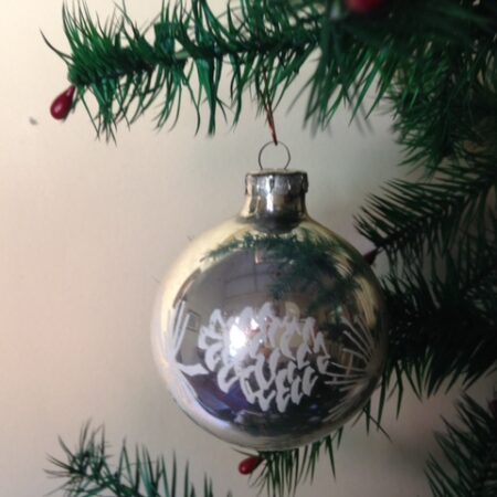 Oude kerstbal van dun geblazen glas in zilver en wit midden vorige eeuw
