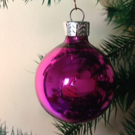 Oude kerstbal van glas in paars fuchsia kleur uit de jaren 1970