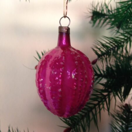 Antieke kerstbal een framboos van vliesdun glas in hard roze van rond 1900