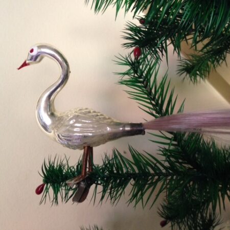 Antieke oude Kerst vogel een zwaan van dun geblazen glas met lange staart op 2 poten