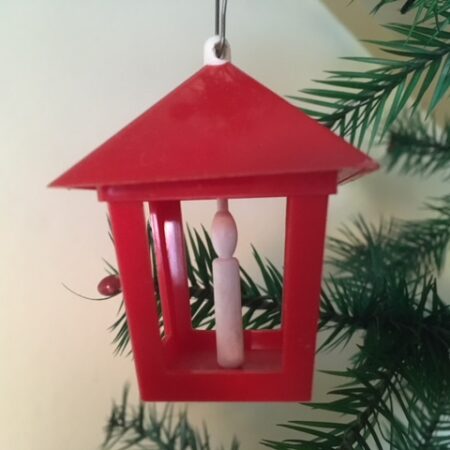 Rode retro plastic kerst lantaarn uit de fifty's