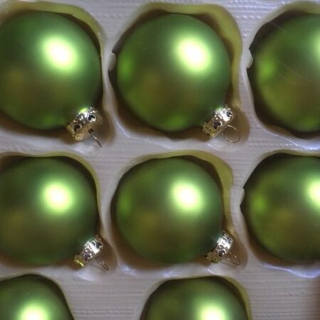 Doos matte lime of appelgroene kerstballen van Inge Glas