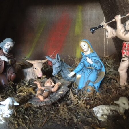 Oude vintage kerststal met kerstgroep van early plastic uit de fifty's