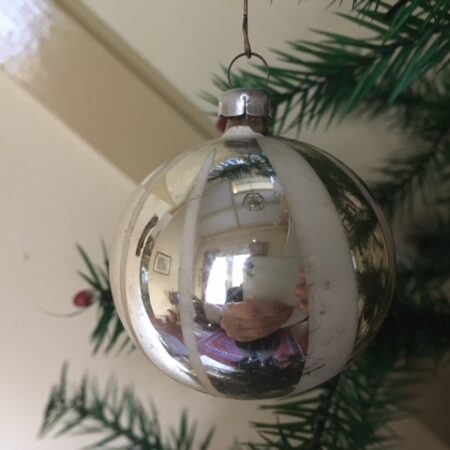 Antieke kerstbal van dun geblazen glas in zilver  met witte verticale strepen 1e helft 1900