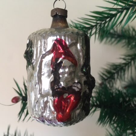 Antieke kerstbal een boomstam met kabouter in relief rond 1900
