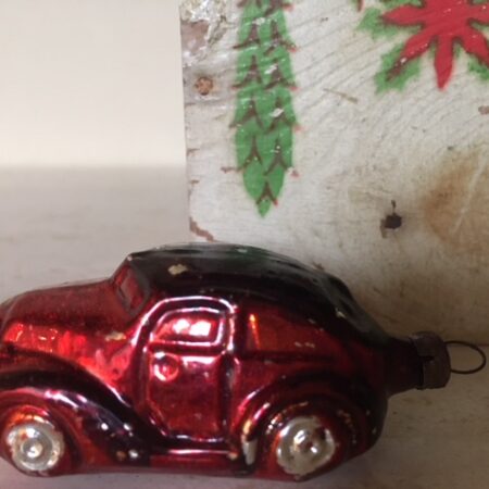 Oude VW kever auto uit de jaren 1950 in rood en zwart