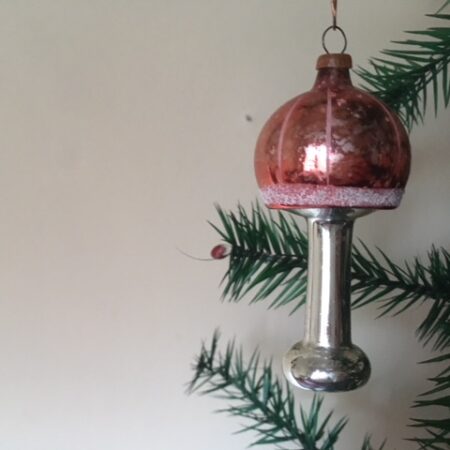 Oude antieke kerstbal een staande lamp met roze kap 1e kwart 1900
