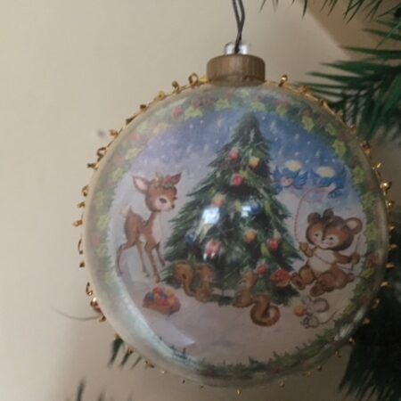 Plastic kerstbal met voorstelling van kerstboom en beestjes jaren 1950-1960