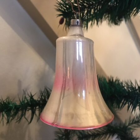 Kerstklok van dun glas in roze parelmoerkleur met rode klepel begin 1900