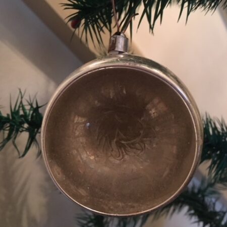 Antieke zilveren deuk of reflex kerstbal met pluk glasdraden begin 1900