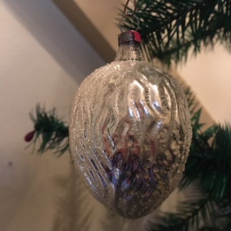 Antieke kerstbal een walnoot van dun glas in zilver eerste kwart 20e eeuw