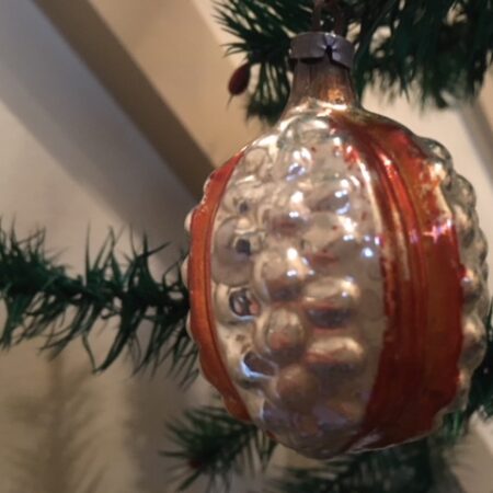 Antieke kerstbal een zilveren vrucht met oranje banden rond 1900