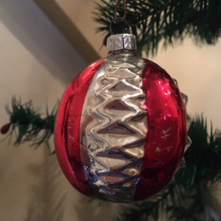 Antieke kerstbal van vliesdun glas een rode vrucht met zilveren banden begin 1900