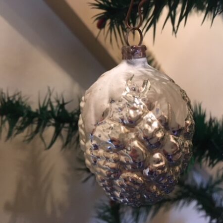 Antieke zilveren kerstbal een vrucht, een framboos van dun glas