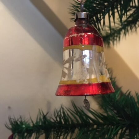 Antieke mini kerstklok in rood, geel en zilver van rond 1900