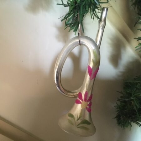 Antieke trompet van dun geblazen glas met bloempjes uit eerste kwart 1900