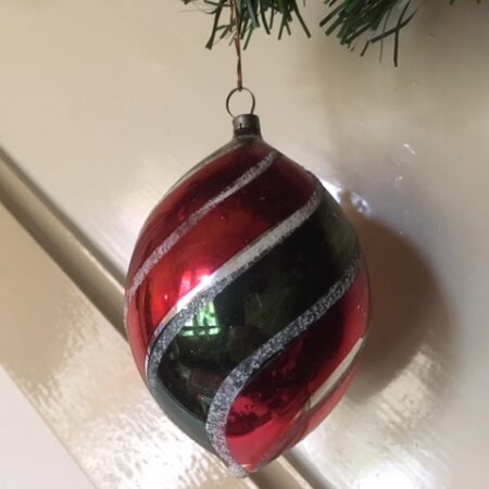 Grote antieke druppel kerstbal in rood en groen begin 20e eeuw