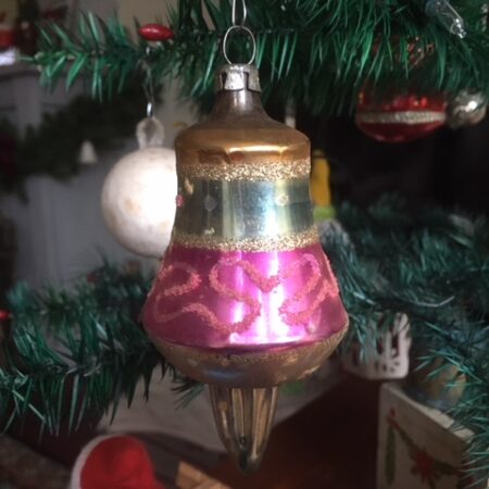 Antieke grote kerst tol van dun glas in roze, blauw en goud eerste kwart 1900