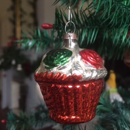 Antieke rood met groene bloemenmand eerste helft vorige eeuw