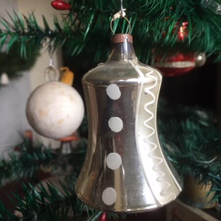 Antieke grote kerstklok met klepel van dun glas in zilver eerste kwart 1900
