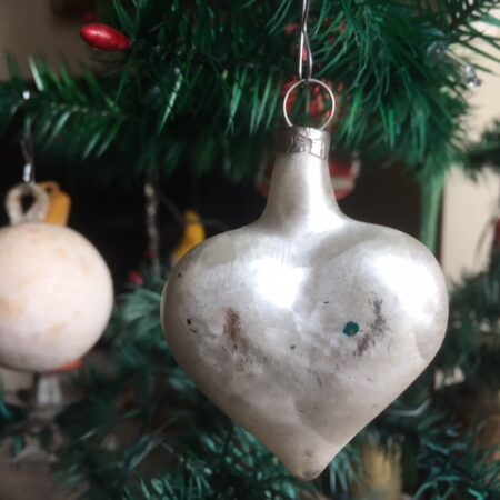 Oude, antieke kerstbal een hart van zilver uit het midden van 1900