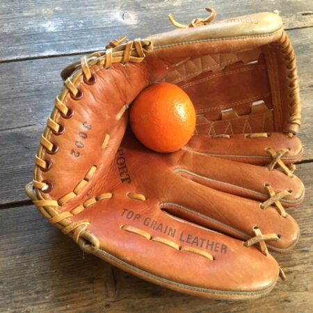 Brocante lederen baseball of honkbal handschoen