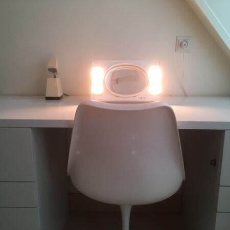 Retro draaibare make-up spiegel uit de fifty's met verlichting