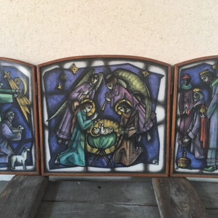 Gebrandschilderd drieluik Christus geboorte van kunstenaar Julia Braendle 1929-1982