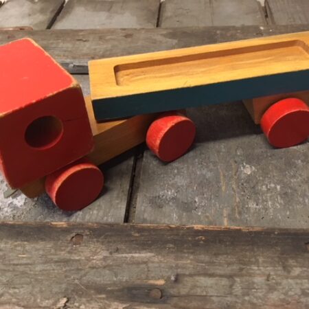 Houten truck met oplegger van Nooitgedagt uit de jaren 1960