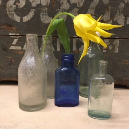 Retro flesje in bewerkt glas van Flipje Tiel de Betuwe uit de jaren 1950