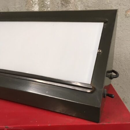Retro vintage industriele lichtbak voor medici in het leger