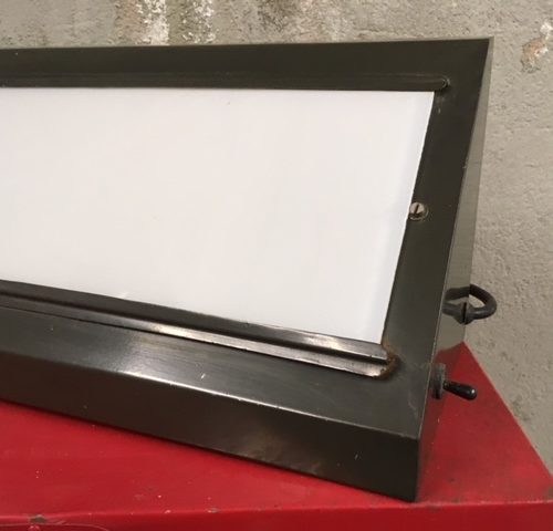 Retro vintage industriele lichtbak voor medici in het leger