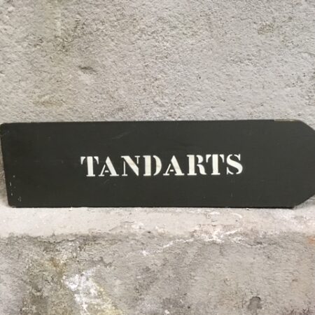 Militaria aanwijs bord richting tandarts van hout uit het leger