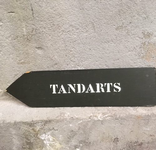 Militaria aanwijs bord richting tandarts van hout uit het leger