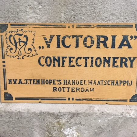 Houten art-deco reclamebord "Victoria confectionery" van N.V. A.J. ten Hope's handelmaatschappij Rotterdam