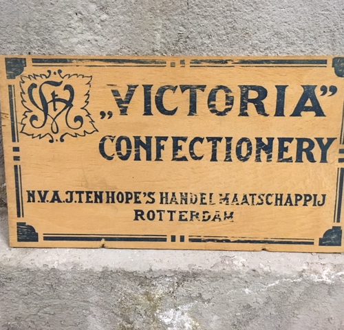Houten art-deco reclamebord “Victoria confectionery” van N.V. A.J. ten Hope’s handelmaatschappij Rotterdam