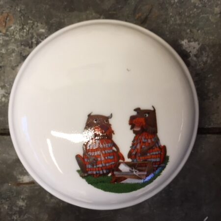 Porselein dekseldoosje met Fabeltjeskrant figuren