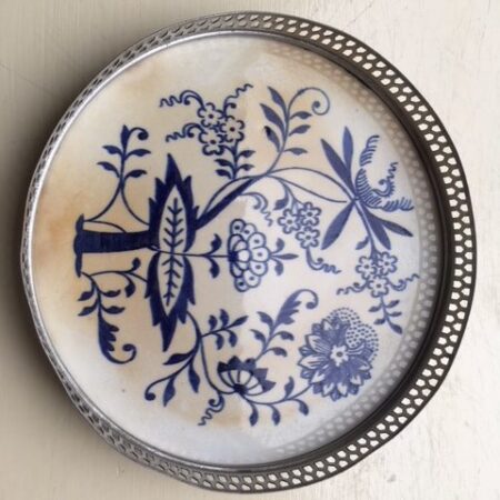 Antieke theepot onderzetter in Zwiebelmuster decor blauw wit