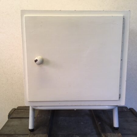 Retro nachtkastje uit de fifty's met buisframe onderstel in off white