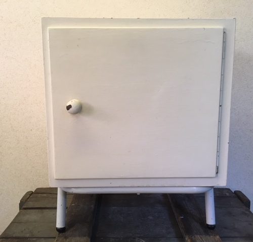 Retro nachtkastje uit de fifty’s met buisframe onderstel in off white