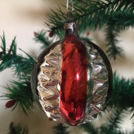 Antieke kerstbal van heel dun glas in groen en rood eerste helft 1900