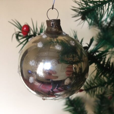 Oude kerstbal van dun geblazen glas in zilver met sneeuwvlokken 1e helft 1900