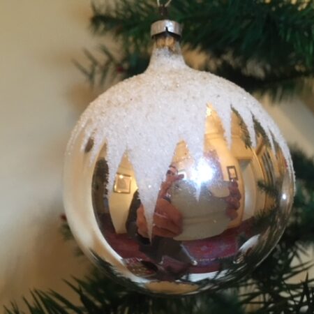Uit de jaren 1950 een kerstbal met sneeuwster in dun geblazen glas in zilver(gr)