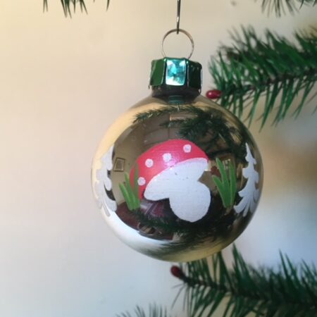 Oude antieke kerstbal met paddenstoelen jaren 1950-1960