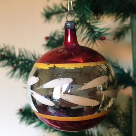 Oude kerstbal van dun glas in rood, geel en wit uit de jaren 1950