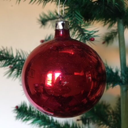 Oude antieke robijn rode kerstbal van dun geblazen glas 1e helft 1900